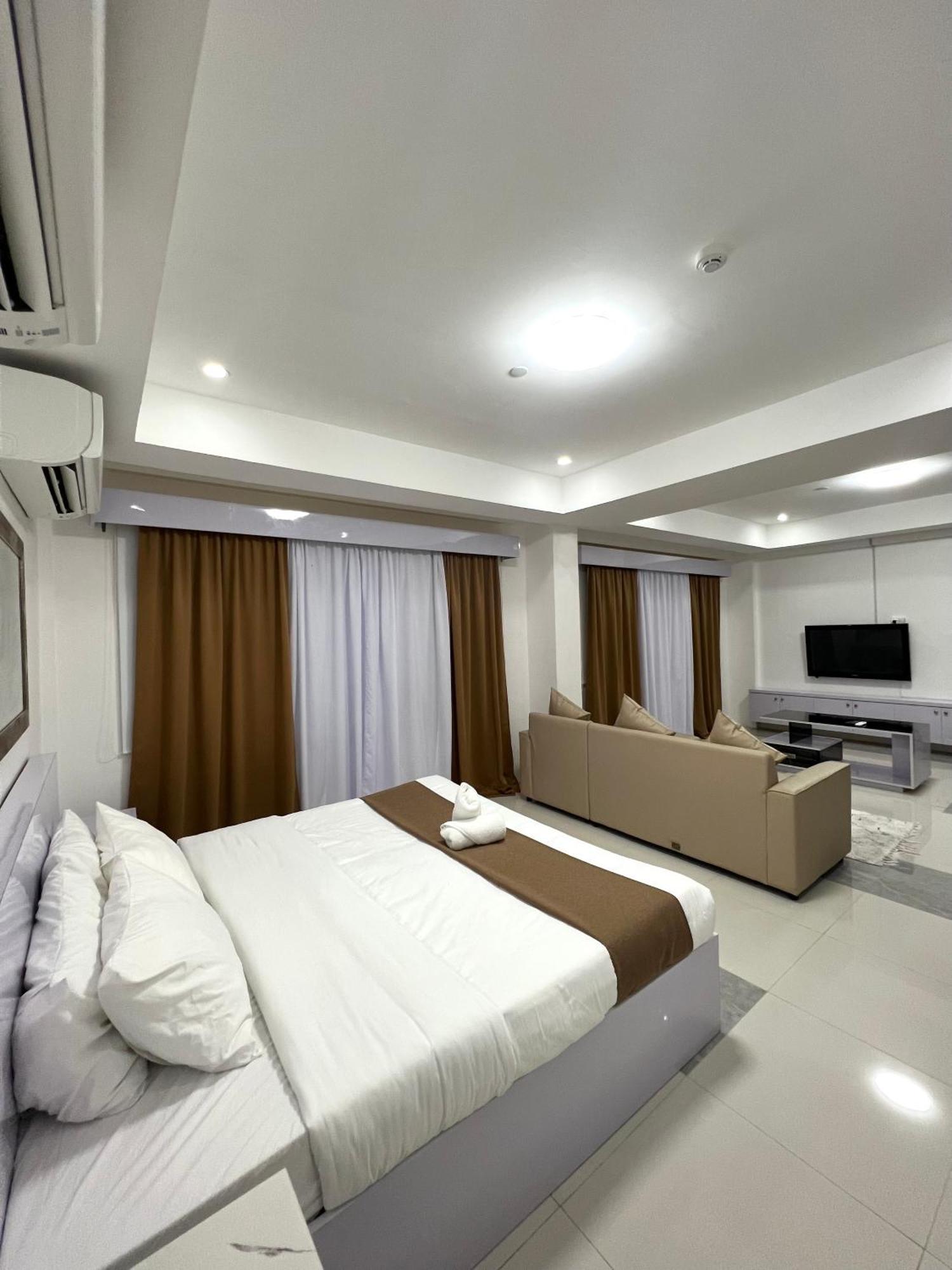 Staycation Hotel San Jose  Exteriör bild