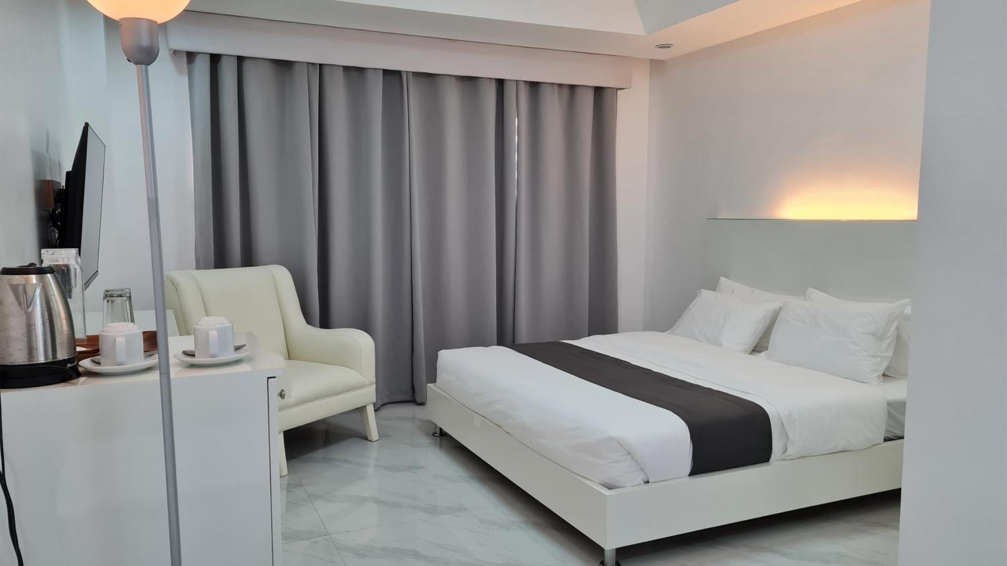 Staycation Hotel San Jose  Exteriör bild